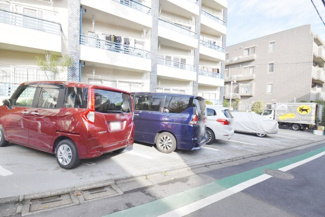 【駐車場】 | マンションの駐車場スペース。空きの有無や駐車料金、サイズ規定などについては、改めてお問い合わせください。～即日のご見学可能～　お問合せはお気軽にどうぞ。