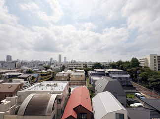 【展望】 | 眼前に広がる空の雄大さと、このお部屋の自慢の一つである「眺望」をご覧ください。毎日、この景色を独り占めできる新生活に夢が広がります。～即日のご見学可能～　お問合せはお気軽にどうぞ。
