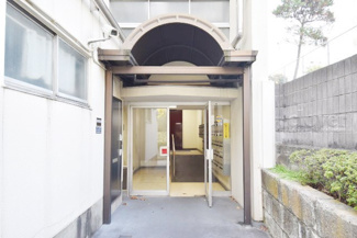 【エントランス】 | お客様を、そして住人を出迎えてくれるマンションのエントランス。ゴミが落ちていないことからも、管理状態の良さや住民の節度の高さが見て取れます。～即日のご見学可能～　お問合せはお気軽にどうぞ。