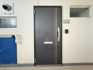 【その他共用部分】 | 皆様をお迎えする、お部屋の玄関ドア。開けやすさや開放角度、ドアノブの操作しやすさや鍵の形状などを、現地で一度ご確認ください。～即日のご見学可能～　お問合せはお気軽にどうぞ。