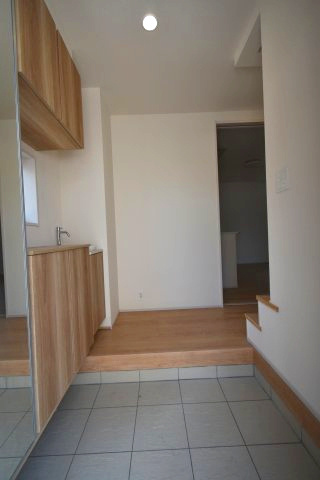 高松1丁目・新築戸建の玄関