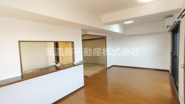 ６５７３７　ﾀﾞｲｱﾊﾟﾚｽ･ｽﾃｰｼｮﾝﾌﾟﾗｻﾞ新岐阜の居間・リビング