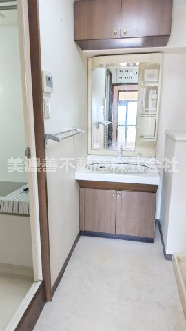 ６５７３７　ﾀﾞｲｱﾊﾟﾚｽ･ｽﾃｰｼｮﾝﾌﾟﾗｻﾞ新岐阜の独立洗面台