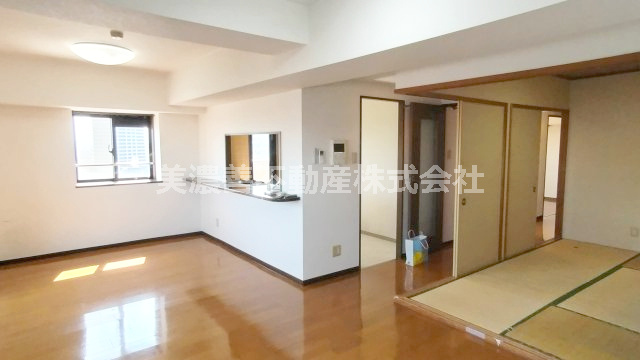 ６５７３７　ﾀﾞｲｱﾊﾟﾚｽ･ｽﾃｰｼｮﾝﾌﾟﾗｻﾞ新岐阜の居間・リビング