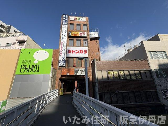 ボントンビルの外観|ボントンビルを駅側（連絡橋）から撮影