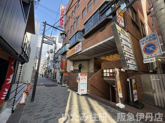 ボントンビルの外観|北側商店街（ひがし商店街）からのビル入口です