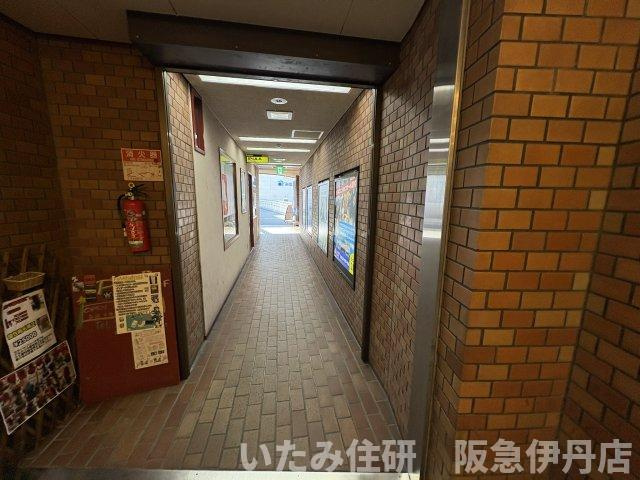 ボントンビルのエントランス|駅まで通じるビル内の廊下です！