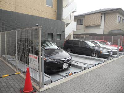 レジディア御所東の駐車場
