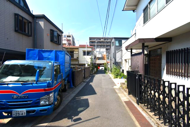 中央5丁目・A区画の前面道路含む現地写真|現在解体中です。前面道路です。