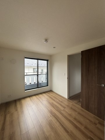 【洋室】 | 全居室フローリングでお掃除もしやすいです♪