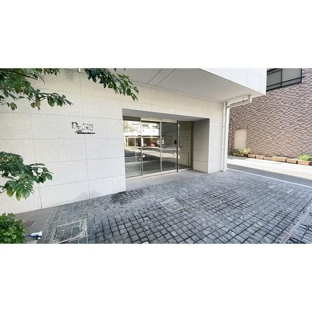 新宿区東榎町の賃貸マンションのエントランス