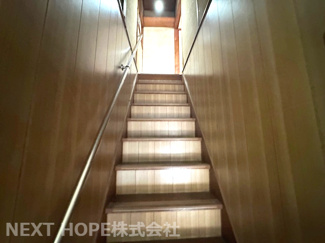 【内装】 | 尼崎市西立花町１丁目中古戸建 | 2階への階段です♪