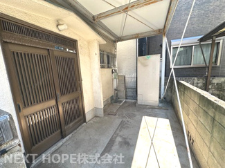 【玄関】 | 尼崎市西立花町１丁目中古戸建 | 玄関は引き違い戸です♪玄関前には自転車が停めれます！！