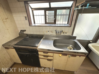 【キッチン】 | 尼崎市西立花町１丁目中古戸建 | キッチン前には窓も有り、明るく快適です！お好きなリフォームを楽しんでみませんか？ぜひ現地でご確認ください！！