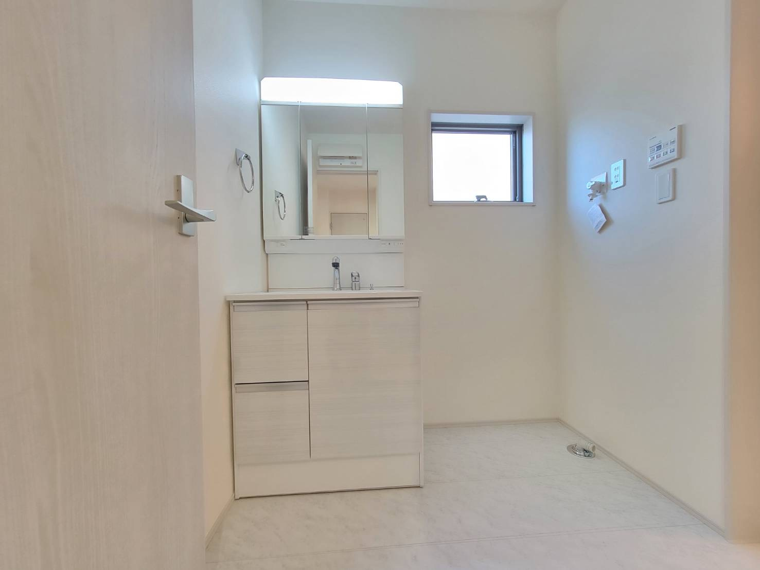 【LiveleGarden】宇都宮市宮の内 第4 全2邸の洗面所|鏡裏収納で洗面周りはいつもスッキリ！家族が多くても物が散らからず、見た目も使い心地もワンランク上の空間を実現します。
忙しい朝がぐっと快適になります☆
※2026年1月撮影