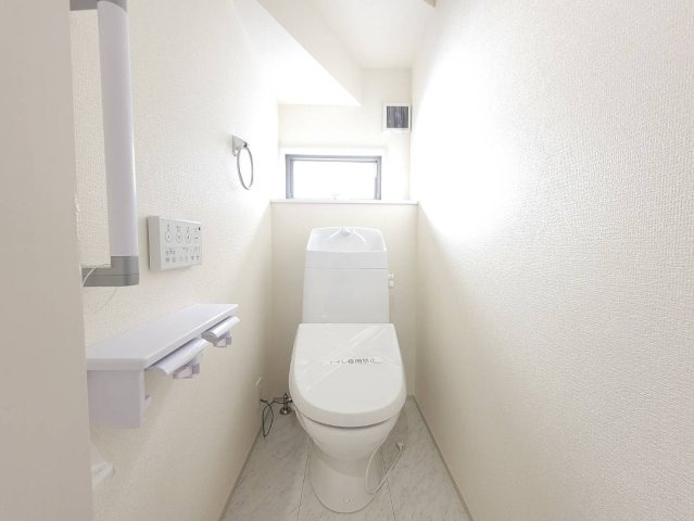 【LiveleGarden】宇都宮市宮の内 第4 全2邸のトイレ|温水でしっかり洗える清潔さが魅力の温水洗浄便座。便座は冬でもあたたかく、快適なトイレ時間を叶えます。
節電機能も備え、家計にやさしいのもポイント！
※2026年1月撮影