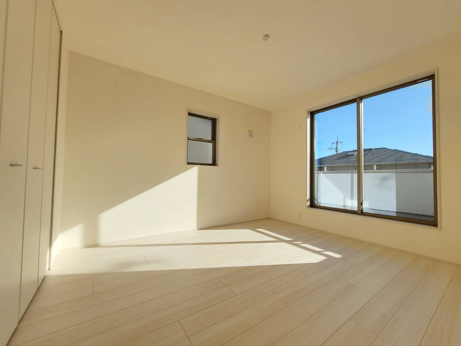 【LiveleGarden】宇都宮市宮の内 第4 全2邸の洋室|〇2F・７帖洋室〇
大きめなベッドもラクラク設置可能なゆとりある洋室。
バルコニー付きなので、朝日を浴びて快適な1日を始められます！
※2026年1月撮影