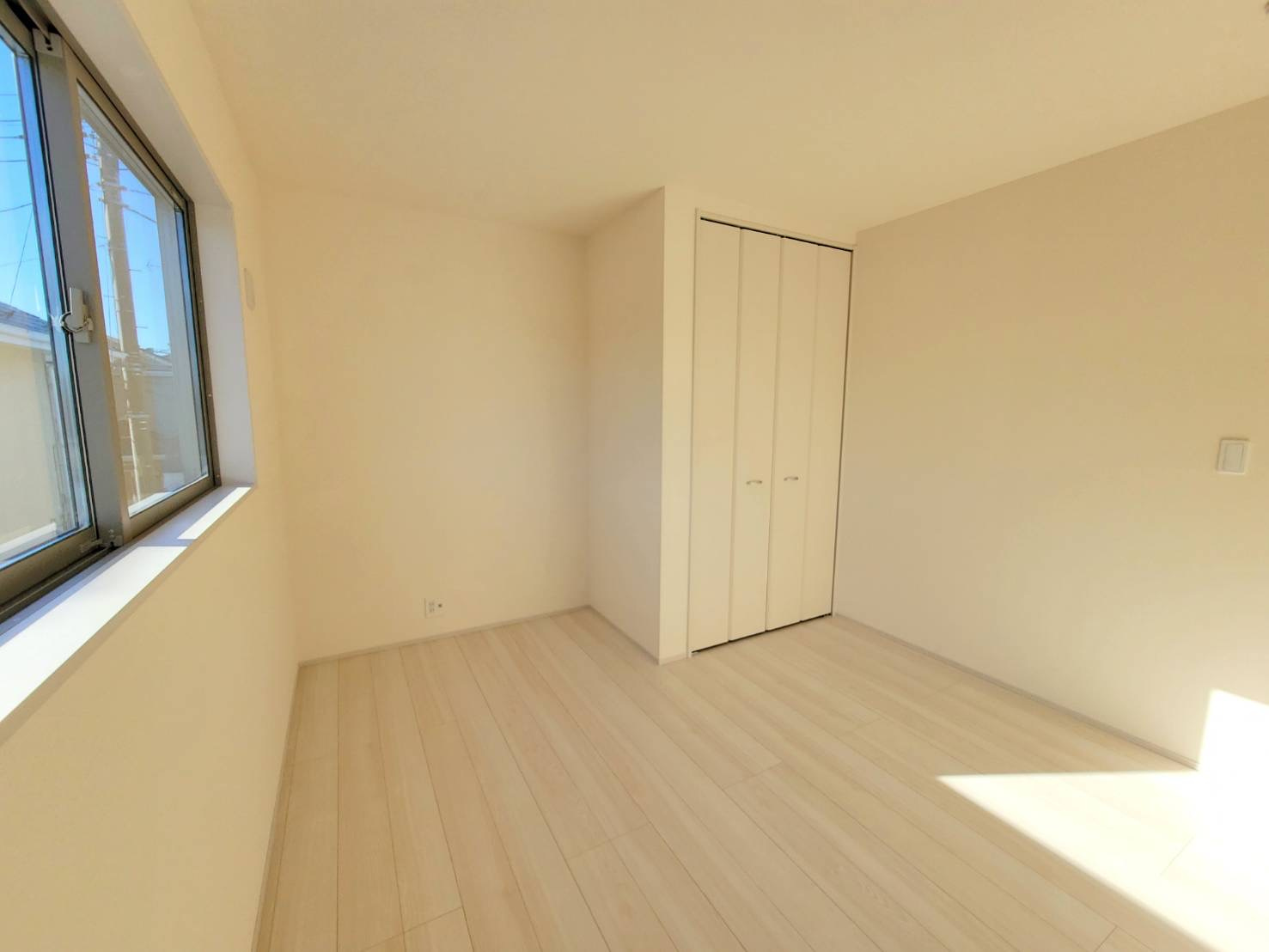 【LiveleGarden】宇都宮市宮の内 第4 全2邸の洋室|〇2F・6.25帖洋室〇
静かな2階にある洋室は、プライベート感たっぷり。
勉強や趣味、仕事に集中できるちょうどいい広さで、自分だけの時間を大切にできます。
※2026年1月撮影