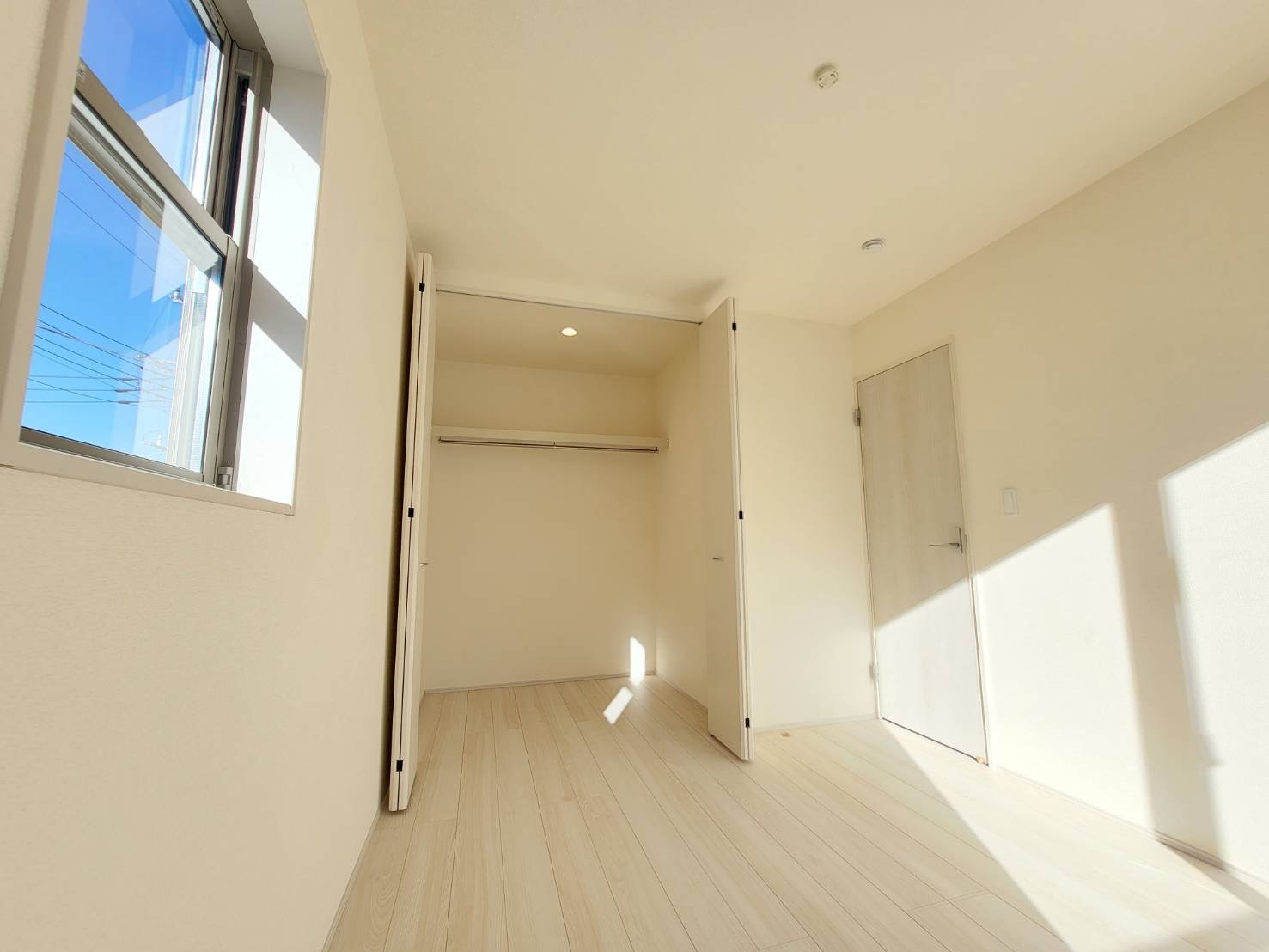 【LiveleGarden】宇都宮市宮の内 第4 全2邸の洋室|〇2F・5.25帖洋室〇
全居室便利な収納付き☆しっかり収納して、すっきりとお部屋を使えます。暮らしにちょうどいい収納力です！
※2026年1月撮影