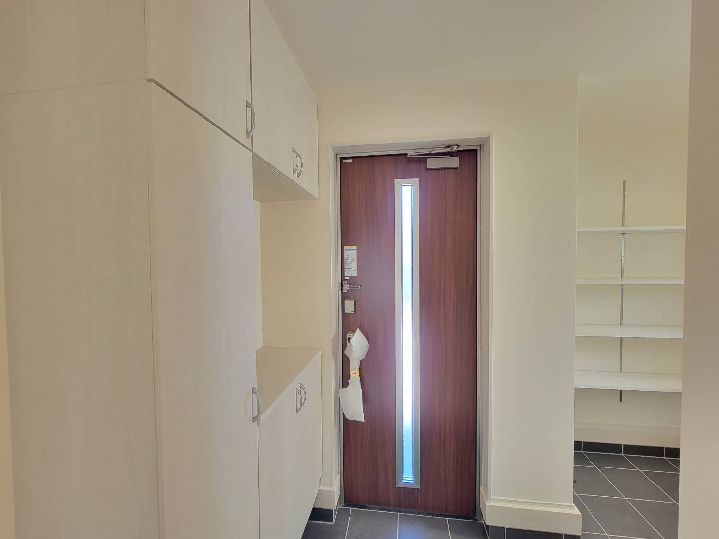 【LiveleGarden】宇都宮市宮の内 第4 全2邸の玄関|玄関がいつもすっきりときれいに片づく大容量シューズボックス。
増え続ける家族の履物が全部しまえます。
※2026年1月撮影