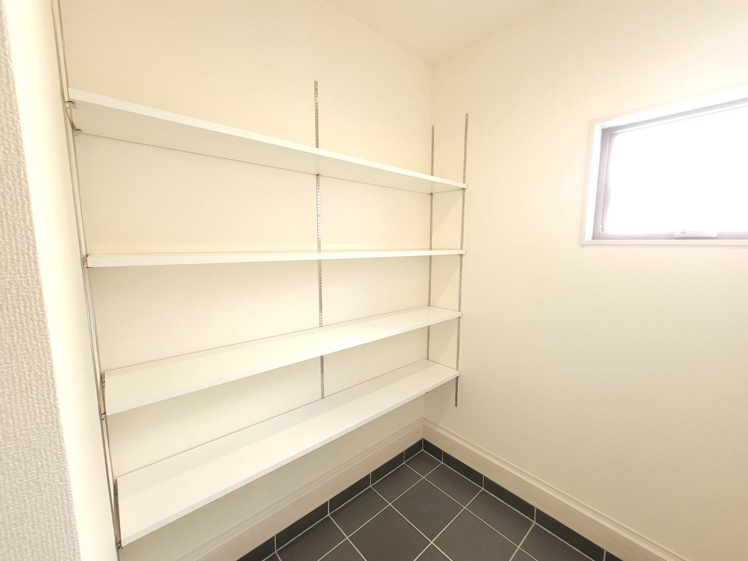 【LiveleGarden】宇都宮市宮の内 第4 全2邸の玄関|玄関横の大容量シューズインクローゼット！靴だけでなく傘・ベビーカー・アウトドア用品などもまとめて収納できて大変便利です♪
※2026年1月撮影