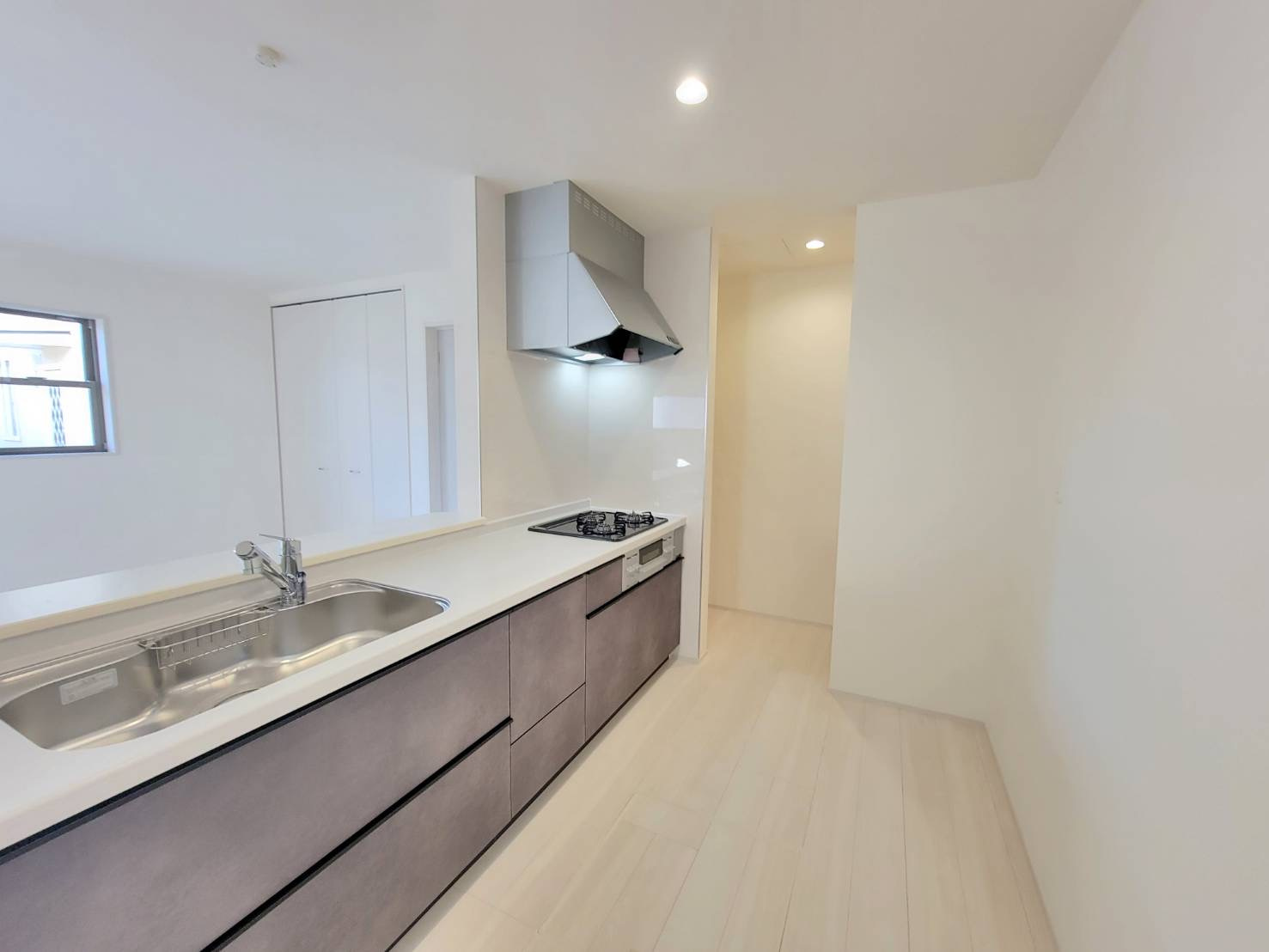 【LiveleGarden】宇都宮市宮の内 第4 全2邸のキッチン|キッチン横に設けられたパントリーは、食品や日用品をすっきり収納できる頼れる存在。
対面式システムキッチンは、料理をしながら会話も楽しめます。
※2026年1月撮影