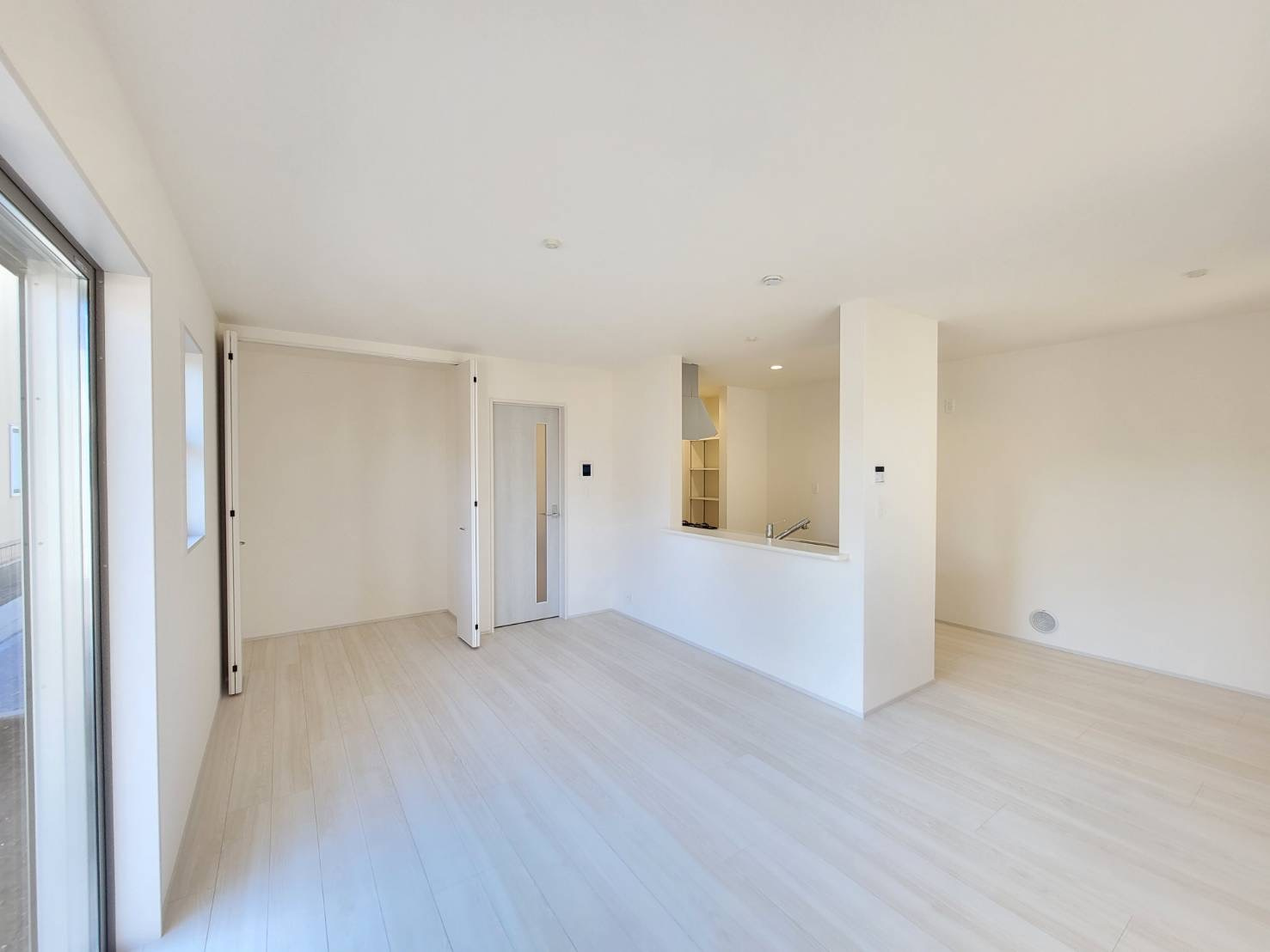 【LiveleGarden】宇都宮市宮の内 第4 全2邸の居間・リビング|〇16.5帖リビング〇
ご家族みんながゆったりくつろげる広々リビング。ゆとりある空間が、日常を心地よいひとときに変えてくれます。たっぷり収納もあります！
※2026年1月撮影