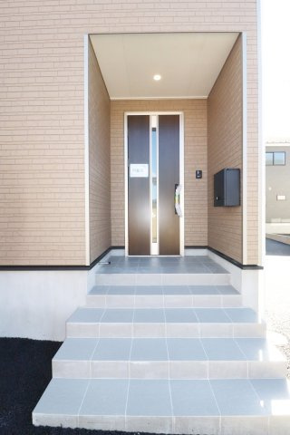 郡山市富久山町福原第21　　　1号棟　　　行健小学校、明健中学区の玄関