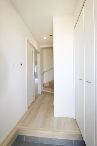 郡山市富久山町福原第21　　　1号棟　　　行健小学校、明健中学区の玄関