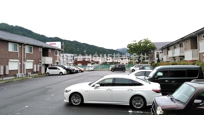 コンフォール・ヴィラ　Ｄ棟の駐車場|敷地内に駐車場も完備◎