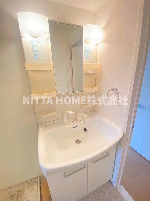 コンフォール・ヴィラ　Ｄ棟の洗面所|便利な洗髪洗面化粧台付き♪