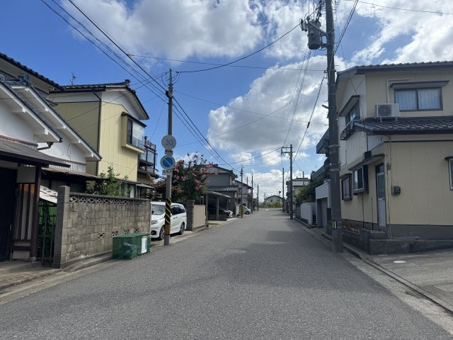 東区大山2丁目　土地の前面道路含む現地写真