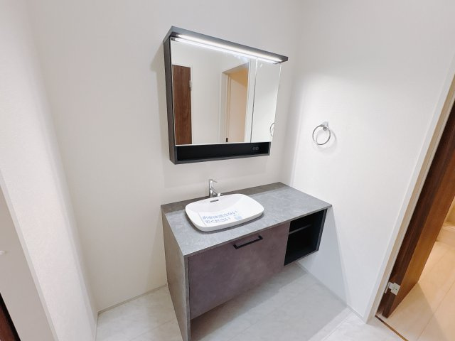 【LiveleGarden】下野市大光寺 第1 全4邸の設備|〇1号棟ランドリールーム〇
帰宅後すぐに手洗い、着替えができる動線にランドリースペースを設けました♪室内物干しも設置♪うれしい仕様です。
※2025年10月撮影