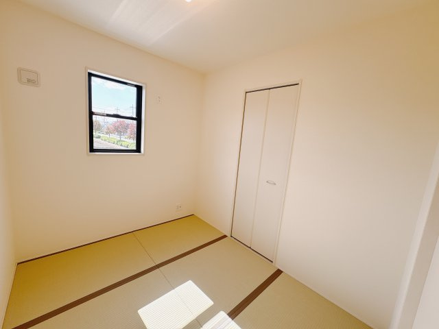 【LiveleGarden】下野市大光寺 第1 全4邸の居間・リビング|○1号棟LDK16.75帖○
アクセントクロスがシックな印象♪ご家族のコミュニケーションが捗るリビングイン階段採用しています。
※2025年10月撮影
