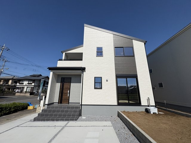 【LiveleGarden】下野市大光寺 第1 全4邸の外観|〇1号棟【4LDK+ストレージルーム+WIC+カースペース3台】
北西角地の開放的な立地♪収納豊富、リビングイン階段でご家族のコミュニケーションが捗る間取りプラン♪
※2025年10月撮影