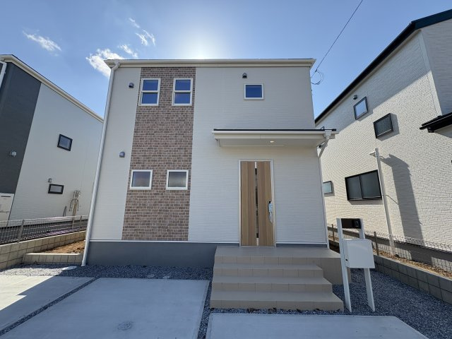 【LiveleGarden】下野市大光寺 第1 全4邸の外観|〇2号棟【4LDK+WIC+カースペース2台】
今からご覧いただけます♪1F、2Fフロアーに設けたストレージルーム♪使い勝手便利な空間です。水回り集中家事動線で家事ラクプラン♪
※2025年10月撮影