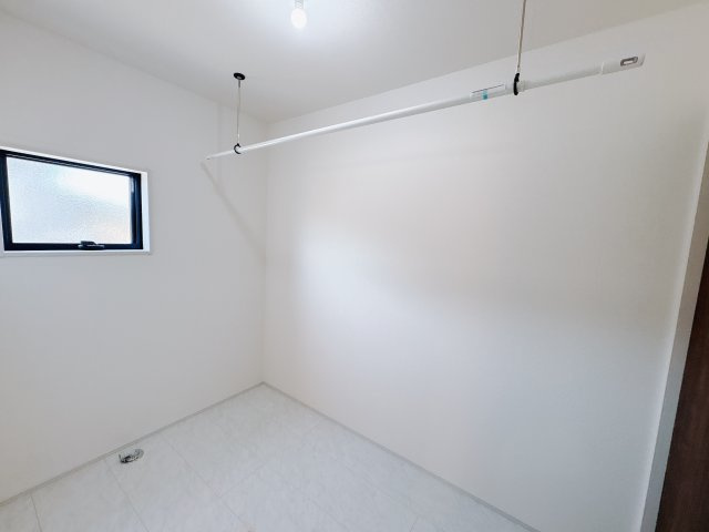 【LiveleGarden】下野市大光寺 第1 全4邸の玄関|〇1号棟玄関〇
大容量コの字型玄関収納。中は全て自由に動かせる可動棚タイプのため、季節物の長いブーツなどもキレイにすっきり収納できます！
※2025年10月撮影