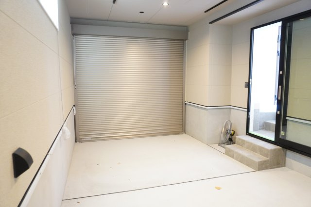 越谷市東越谷9丁目 新築分譲住宅の駐車場|電動シャッター付きガレージ