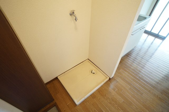 グランドール２１　Ｂ棟の内装|室内洗濯機置場です