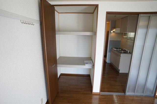 グランドール２１　Ｂ棟の収納|奥行のある収納です