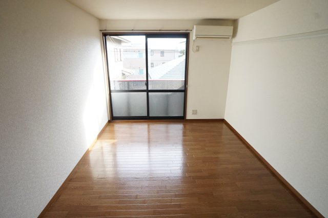 グランドール２１　Ｂ棟の居間・リビング|南向き　陽当り良好です