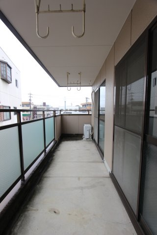 セラフィ西原のバルコニー|外からの目が気にならないバルコニーで洗濯物が干せます