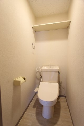 セラフィ西原のトイレ|落ち着いた色調のトイレです