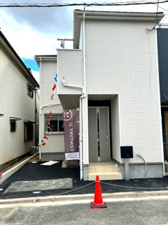 【前面道路含む現地写真】 | ■茨木市西太田町■完成済新築戸建 | ■新築戸建（２０２５年１０月中旬完成）内覧可能
■JR東海道本線「茨木」駅バス約16分「五日市」停徒歩約7分　■JR東海道本線「総持寺」駅徒歩約22分