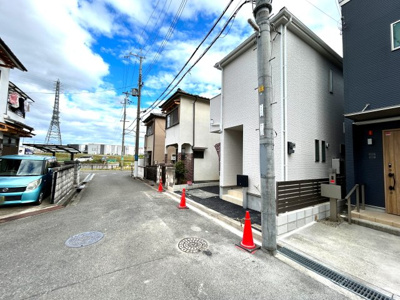 【前面道路含む現地写真】 | ■茨木市西太田町■完成済新築戸建 | 【住宅性能表示制度】　
■耐震等級３（構造躯体の倒壊棟防止） ■耐震等級３（構造躯体の損傷防止）
■耐風等級２他
