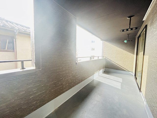 新築　前橋市南町4期　GRARARE　１号棟のバルコニー|現地写真　インナーバルコニーで少しの雨なら濡れずにすみます。天気が怪しいけど…という悩みも解消ですね!									

