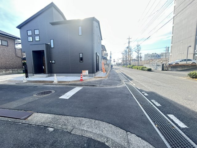 新築　前橋市南町4期　GRARARE　１号棟の前面道路含む現地写真|現地写真　西側接道幅員約10ｍ　北側接道幅員約4ｍ