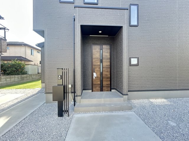 新築　前橋市南町4期　GRARARE　１号棟の玄関|現地写真　ポストと一体型のTVモニターホンでセキュリティ安心！
