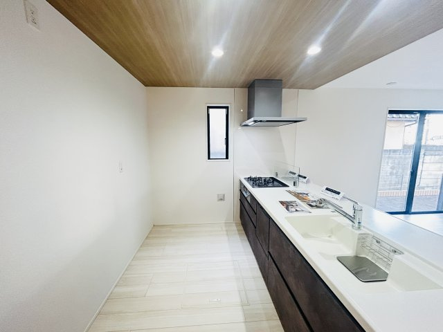 新築　前橋市南町4期　GRARARE　１号棟のキッチン|現地写真　間口2550ｍｍで作業スペースも広々！換気扇も汚れが付きにくくお掃除がし易い設計です。
