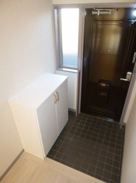 横吹小菅ビルの玄関